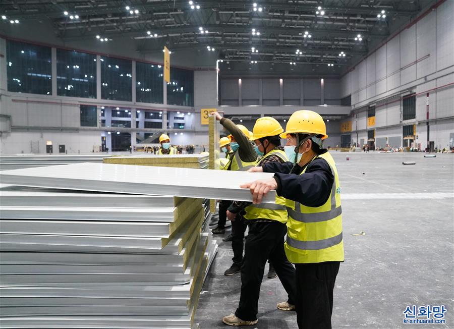 （新华全媒+）（3）“四叶草”正建设上海方舱医院 可提供4万张床位