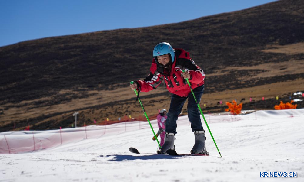 해발 4500m 中 시짱 최초의 스키장서 겨울 즐기는 스키어들