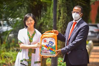 중국 빈곤구제기금회, 에티오피아 빈곤학생에 책가방 기증