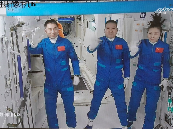 中 우주정거장에 입성한 선저우 13호 우주인들
