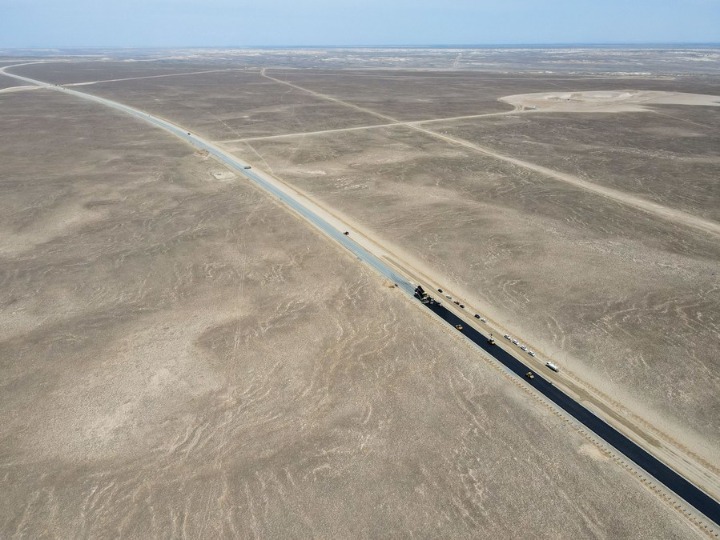 中 신장(新疆), 사막 가로지르는 첫 번째 고속도로 개통