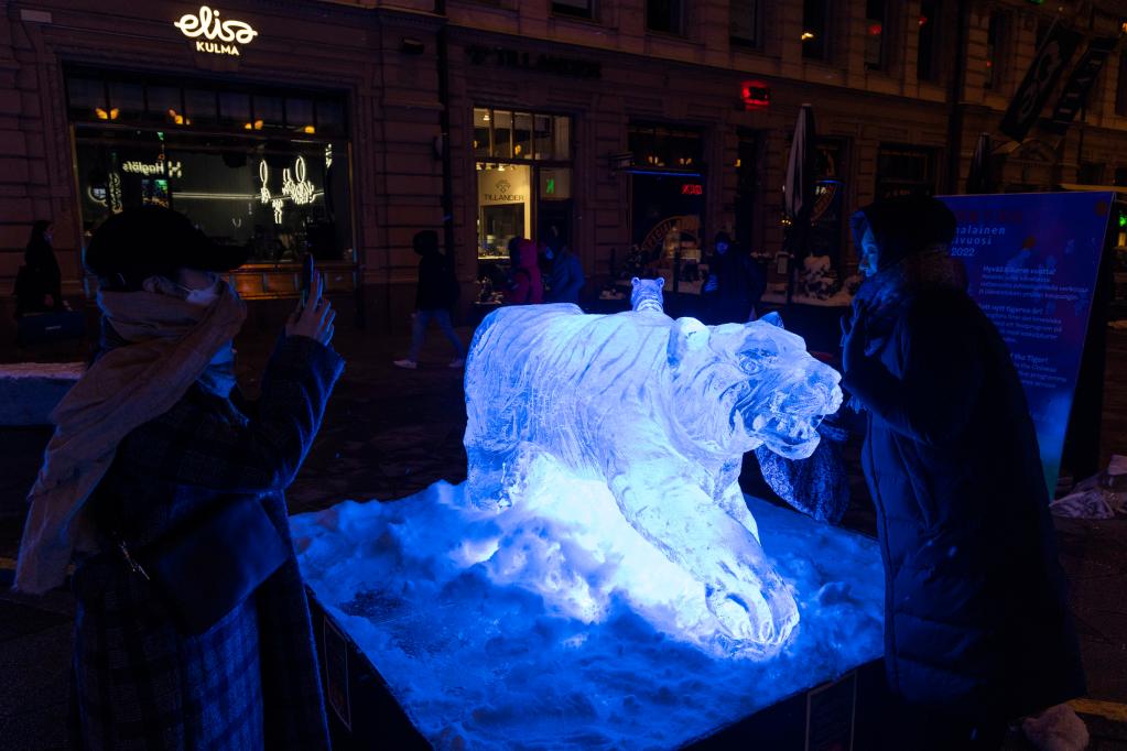 핀란드 거리에 등장한 호랑이 얼음 조각상