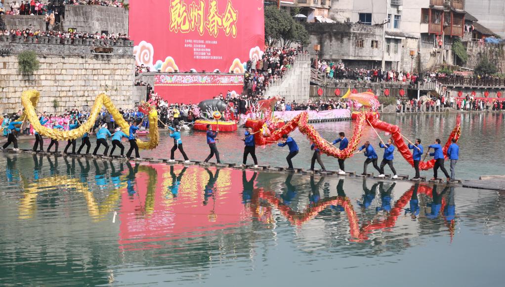 中 강 위에서 펼쳐진 용춤 공연