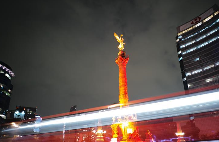 붉은색 조명 밝힌 멕시코시티 ‘천사의 독립 기념비’