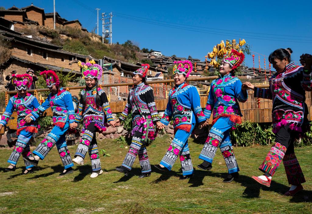 윈난성 이족 마을에서 펼쳐진 온라인 ‘패션쇼’