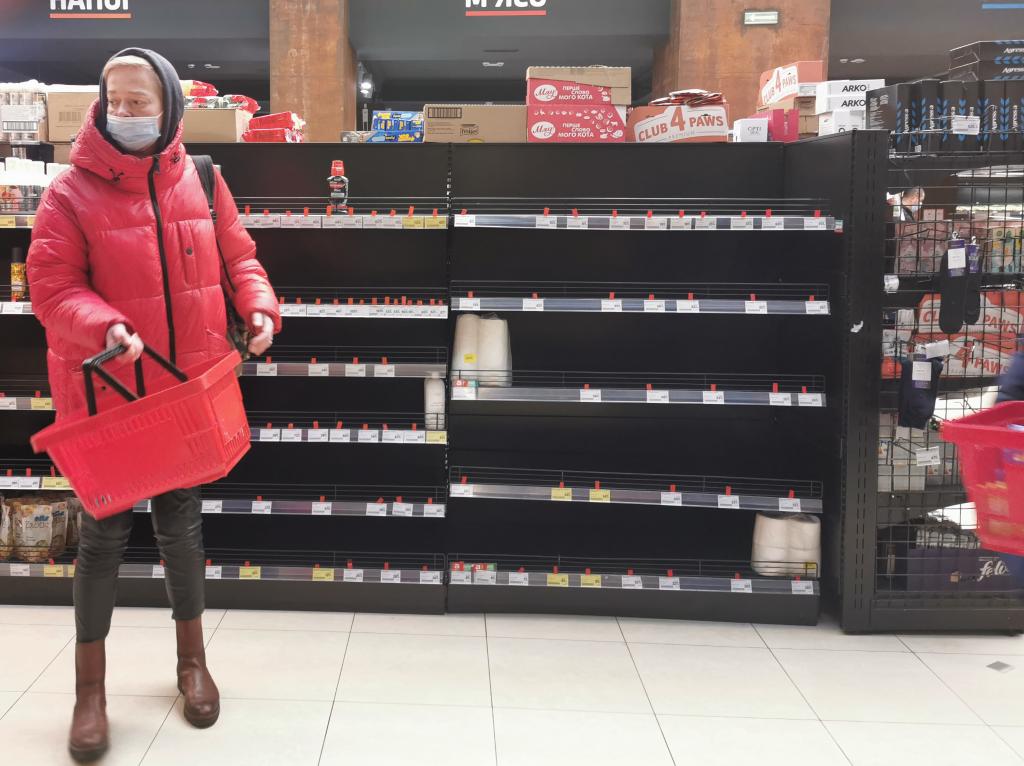 슈퍼마켓에서 물건 사는 우크라이나 시민들