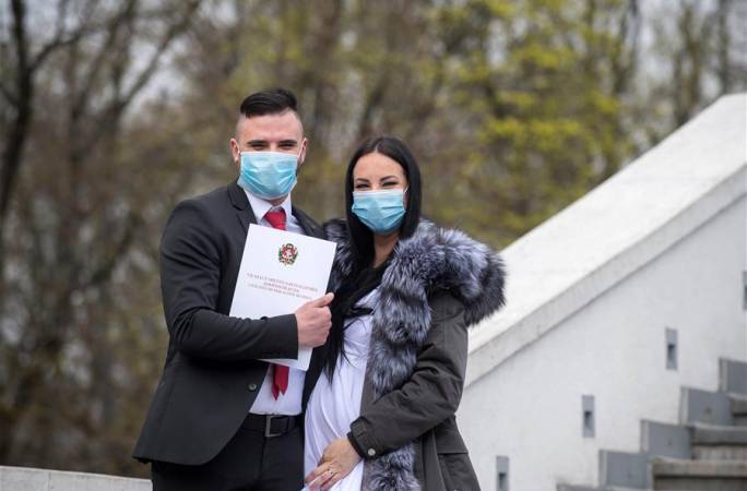 리투아니아: 코로나19 속 ‘마스크 착용 웨딩’