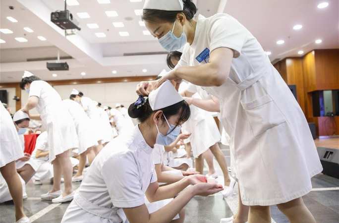 베이징: 신참 간호사 ‘모자수여식’ 개최…나이팅게일 기념