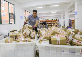산둥 린이: 라이브 방송 상품 판매…쇼핑몰 경제 ‘불티’