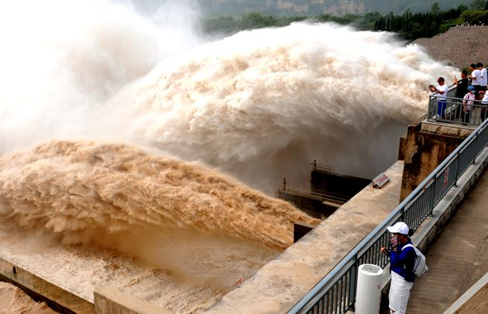 샤오랑디 댐 방류 거센 물줄기 ‘쌍룡비등’ 장관 연출