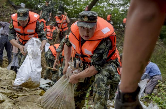 홍수가 물러가지 않는 한, 군대도 절대 물러서지 않는다—해방군과 무장경찰부대 장병, 홍수재해 응급구조 참여 스토리