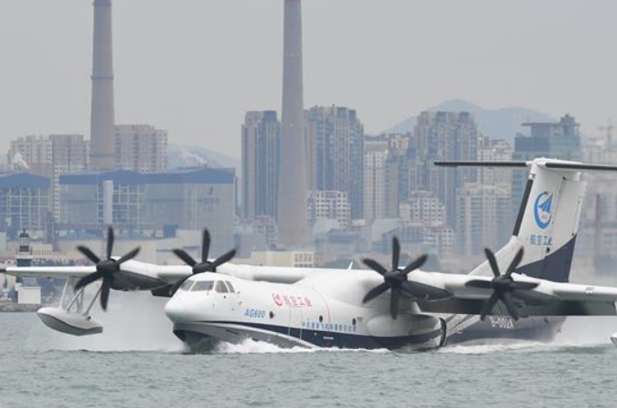 중국산 수륙양용 항공기 AG600 해상 첫 비행 성공