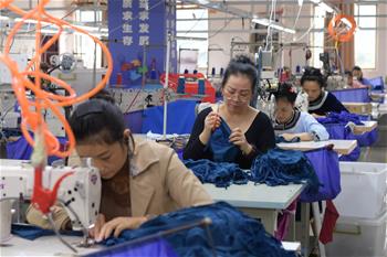 구이저우 룽장: 빈곤구제 작업장 생산 분주