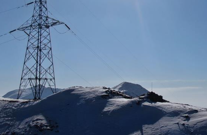 해발 4000m의 빙설 속에서 전력 점검
