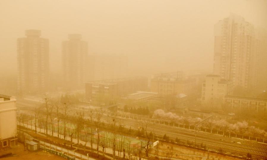 황사로 뿌옇게 뒤덮인 베이징