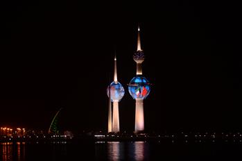 중국-쿠웨이트 수교 50주년 기념 쿠웨이트 타워에 점등된 중국∙쿠웨이트 국기 모양의 등불