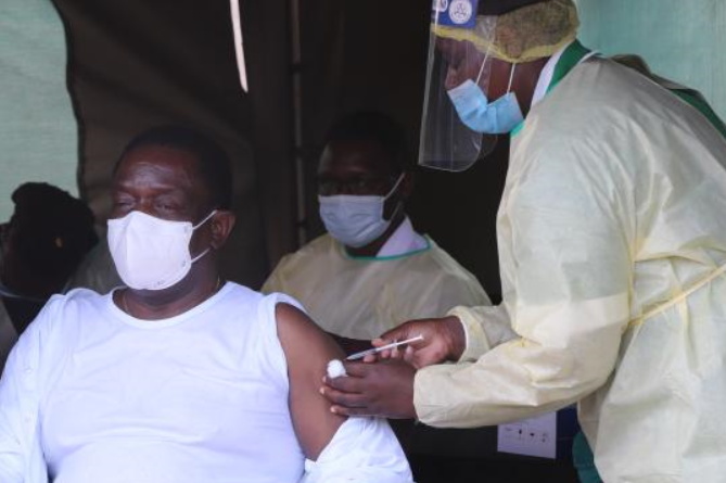 에머슨 음낭가과 짐바브웨 대통령 중국 백신 접종