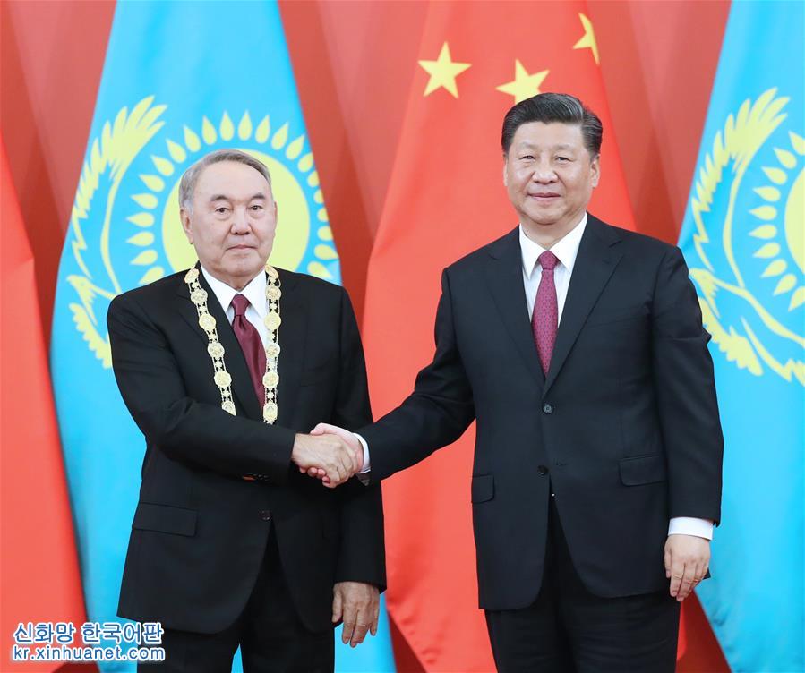 （时政）（1）习近平为哈萨克斯坦首任总统纳扎尔巴耶夫举行“友谊勋章”颁授仪式