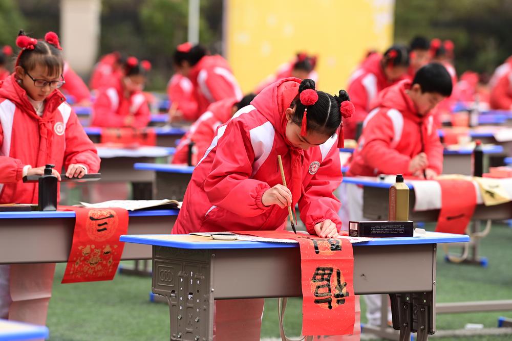 [사진] 정성스레 춘련 쓰는 中 초등학생-Xinhua