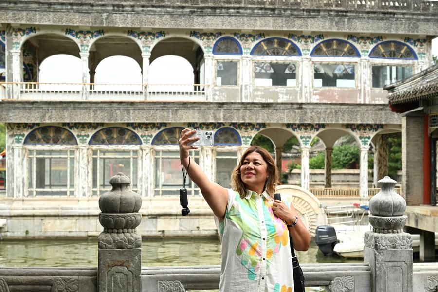 Members of ⁢the American travel⁤ agency delegation take a selfie at ‍the Summer Palace ⁤in Beijing on⁢ the 11th. (Photo/Xinhua News Agency)