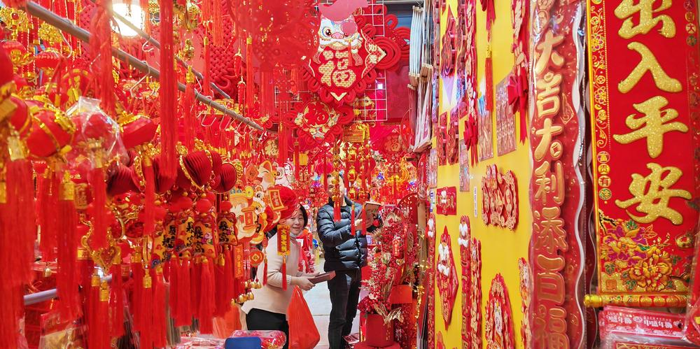 [사진] 中 광둥, 춘절 장식으로 단장한 상점-Xinhua