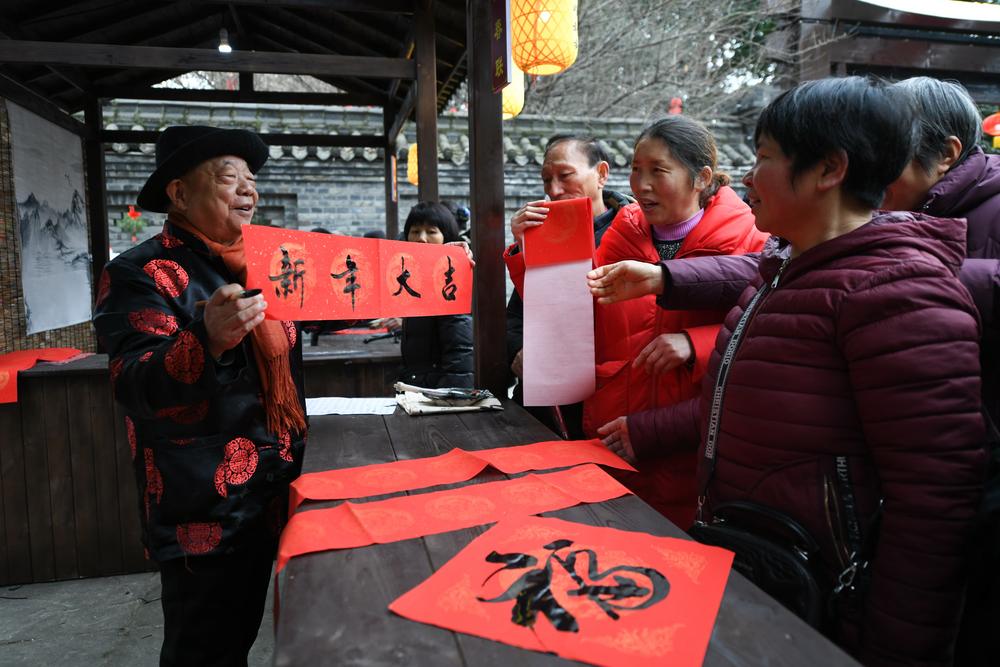 [사진] 춘련 선물하는 中 서예 애호가-Xinhua