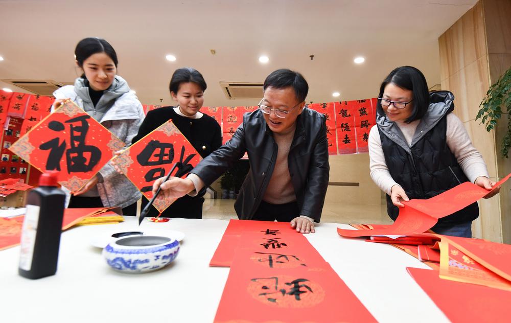 [사진] 中 장쑤, 정성스레 춘련 써 내려가는 서예가-Xinhua