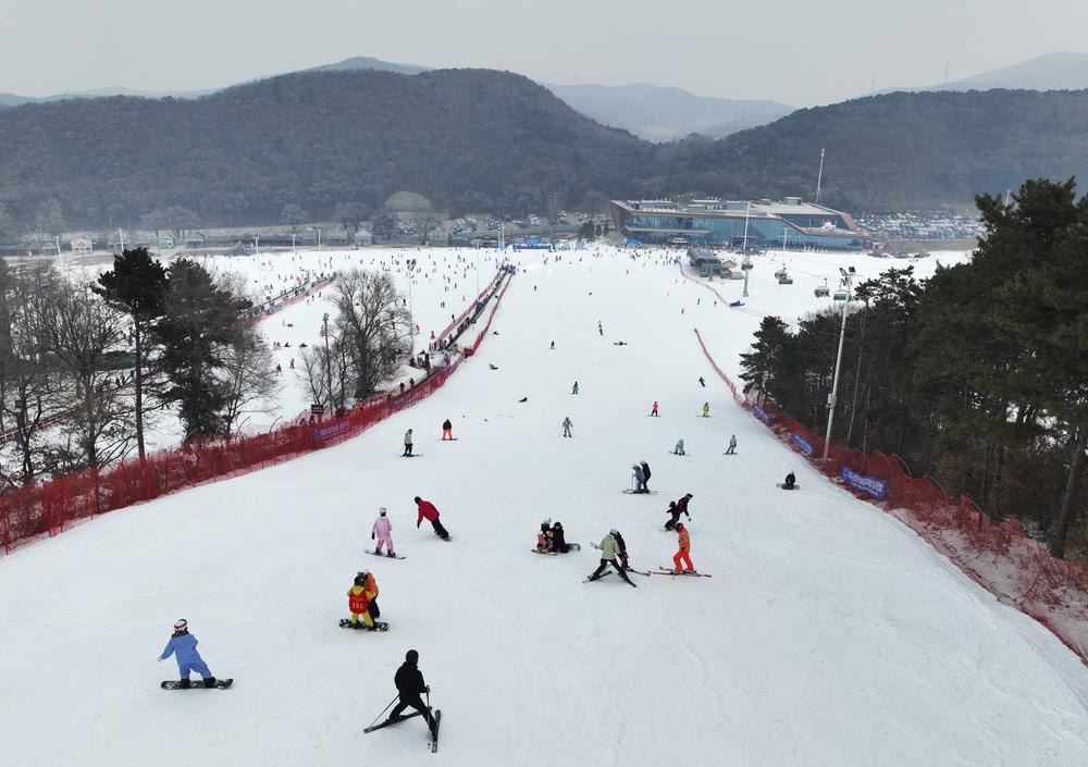 [사진] 주말 맞이한 中 선양 스키장, 스키 애호가들로 '북적'-Xinhua